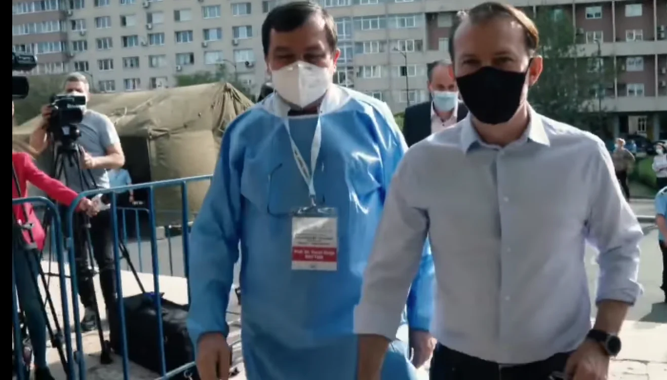Florin Cîţu, în vizită la centrul de vaccinare de la Sala Palatului. Sursă: captură foto Facebook