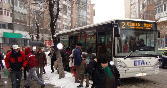 Autobuzele au întârzieri din cauza vremii