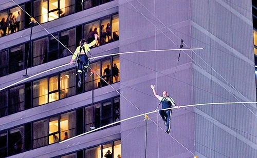 Nik Wallenda și sora lui Lijana au mers pe sârmă peste Times Square