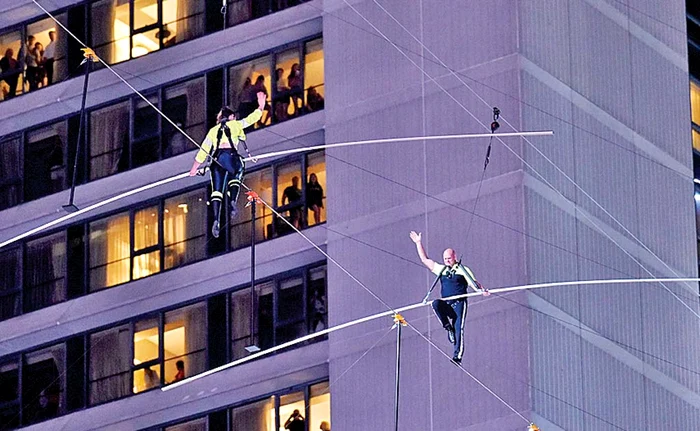 
    Nik Wallenda și sora lui  Lijana au mers pe sârmă  peste Times Square  
