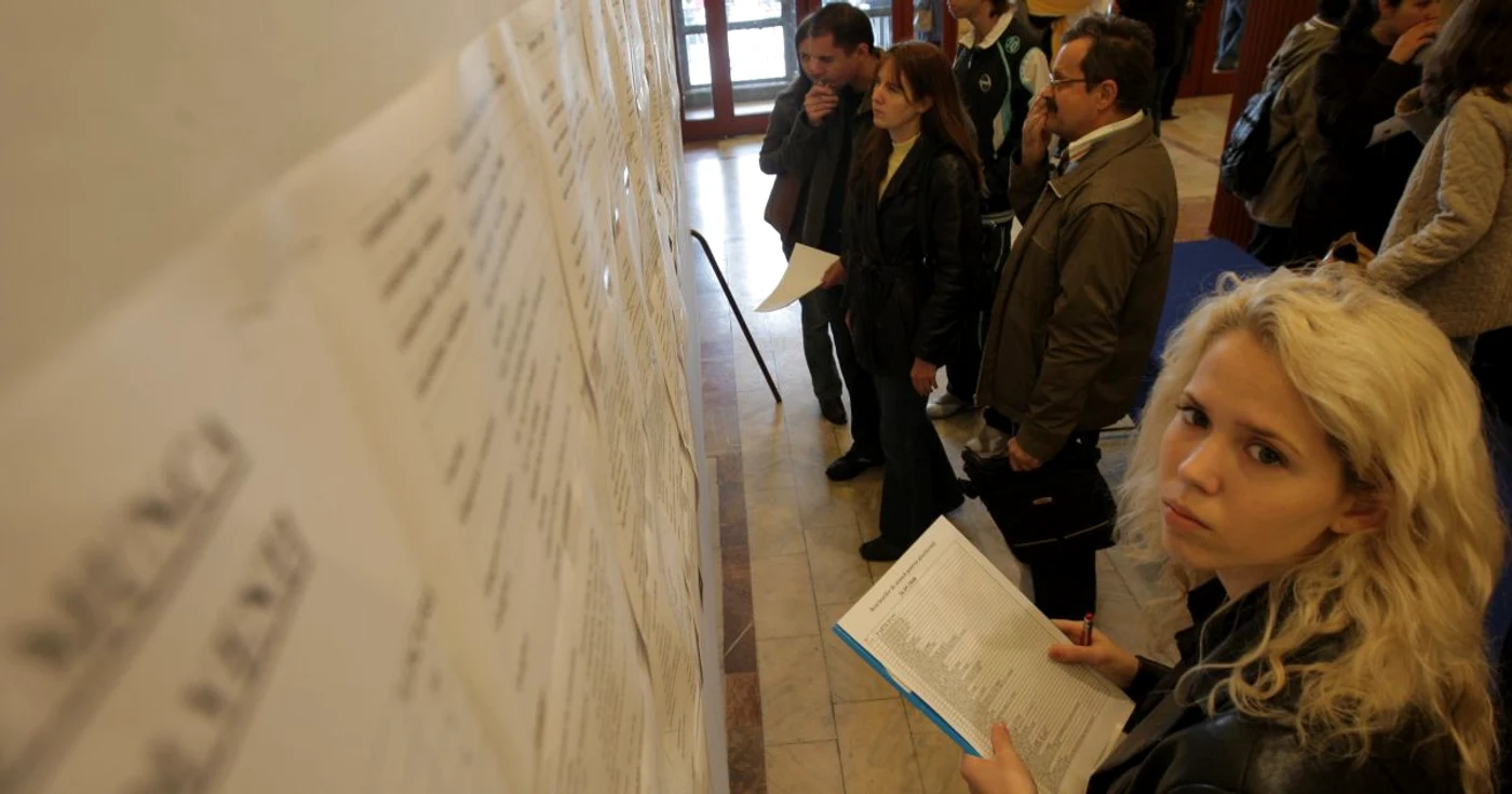 Absolvenţii facultăţilor îşi găsesc cu greu locuri de muncă 