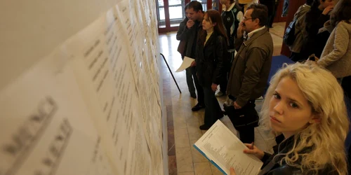 Absolvenţii facultăţilor îşi găsesc cu greu locuri de muncă