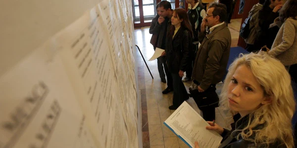 Absolvenţii facultăţilor îşi găsesc cu greu locuri de muncă 
