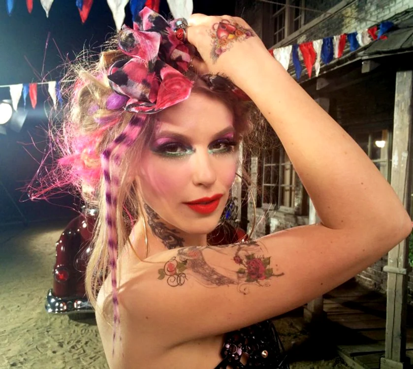
    Corina, tatuaje noi pentru piesa estivală  
