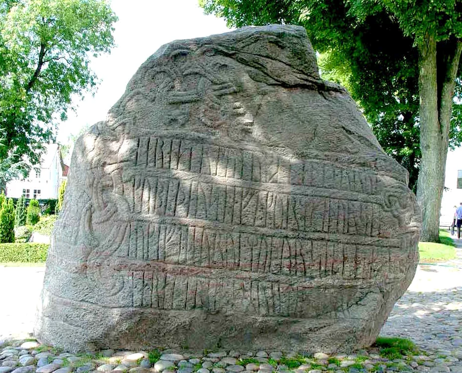 Cea mai mare piatră runică de la Jelling, ridicată de Harald Bluetooth
