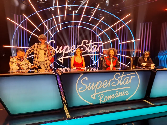 Juriul va fi format din patru vedete una și una: Smiley, Raluka, Marius Moga și Carla’s Dreams