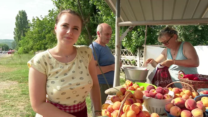 Anastasia şi mama ei, Valentina, vând fructele proaspete la poartă