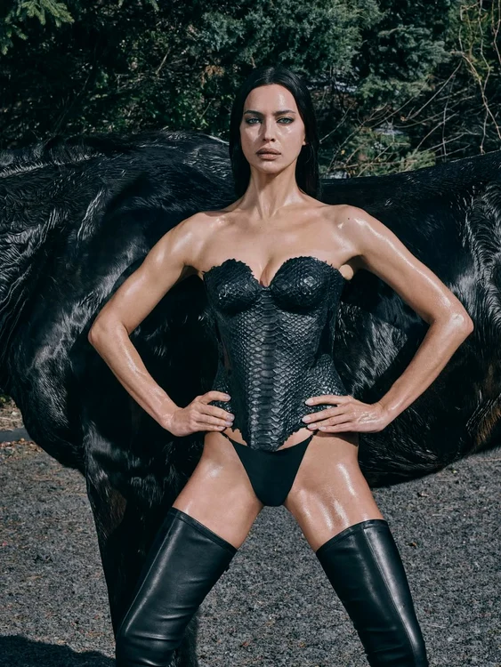 Irina Shayk a fost protagonista unei ședințe foto provocatoare (Foto: V Magazine/Instagram)