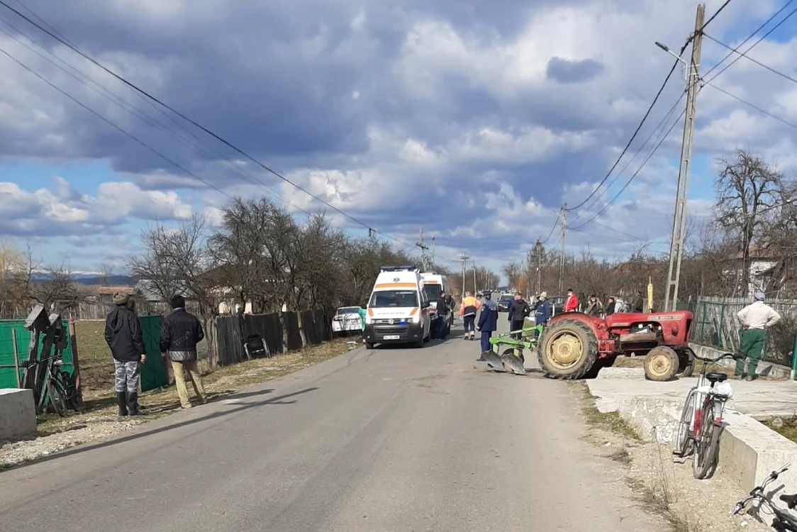 Pietoni spulberaţi de pe trotuar, în urma coliziunii dintre un tractor şi o maşină, în Lădeşti - Vâlcea Foto Adevărul