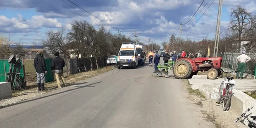 Pietoni spulberaţi de pe trotuar în urma coliziunii dintre un tractor şi o maşină în Lădeşti - Vâlcea Foto Adevărul