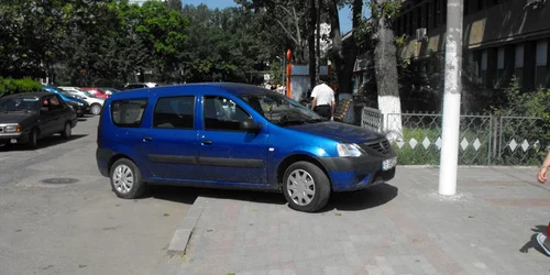 Şoferii din oraş îşi parchează autoturismele după bunul plac