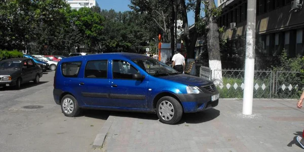 Şoferii din oraş îşi parchează autoturismele după bunul plac