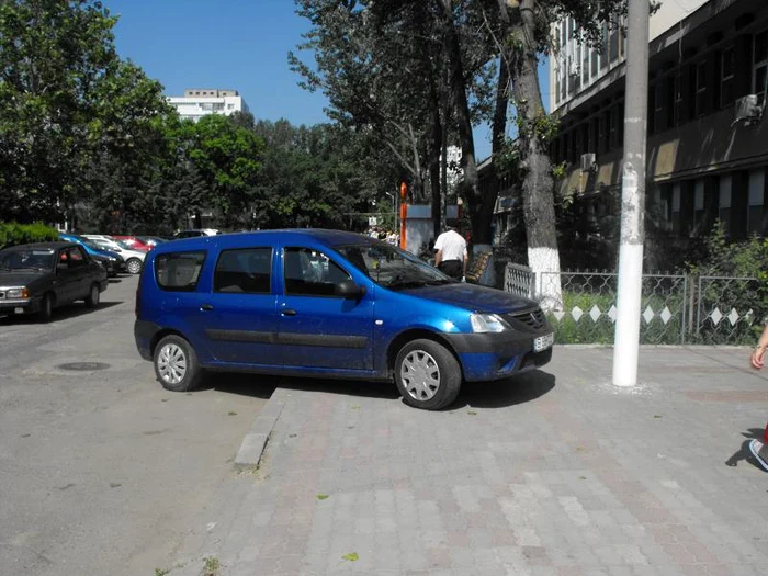 Şoferii din oraş îşi parchează autoturismele după bunul plac