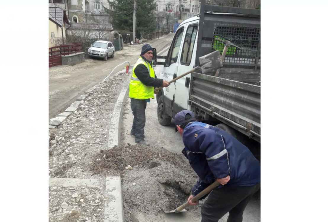 Nisipul împrăşitat pe străzi în timpul iernii este reciclat la Sinaia FOTO Primăria Sinaia