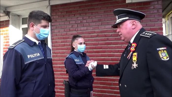 Poliţiştii au fost aplaudaţi de colegii din IPJ