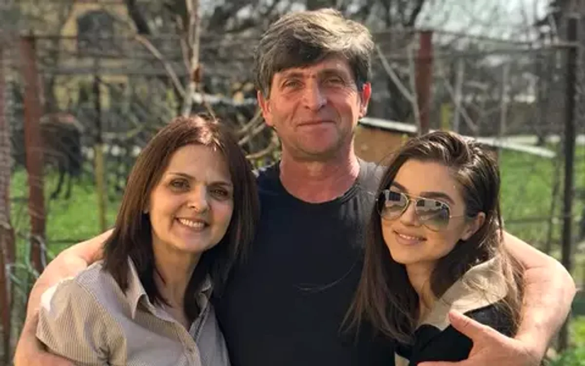Theo Rose și părinții ei / foto: social media 