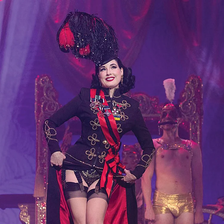 Dita Von  Teese este o  dansatoare  de burlesque. SURSĂ FOTO: INSTAGRAM