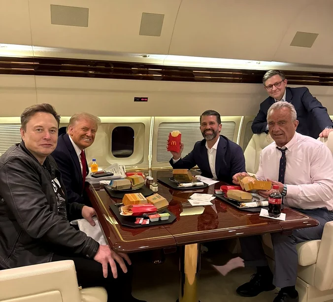Noii lideri SUA, surprinși mâncând în avion FOTO: X
