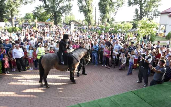 Localnicii s-au adunat la Monumentul lui Tudor Vladimirescu de la intrare în sat FOTO Alexandra Georgescu