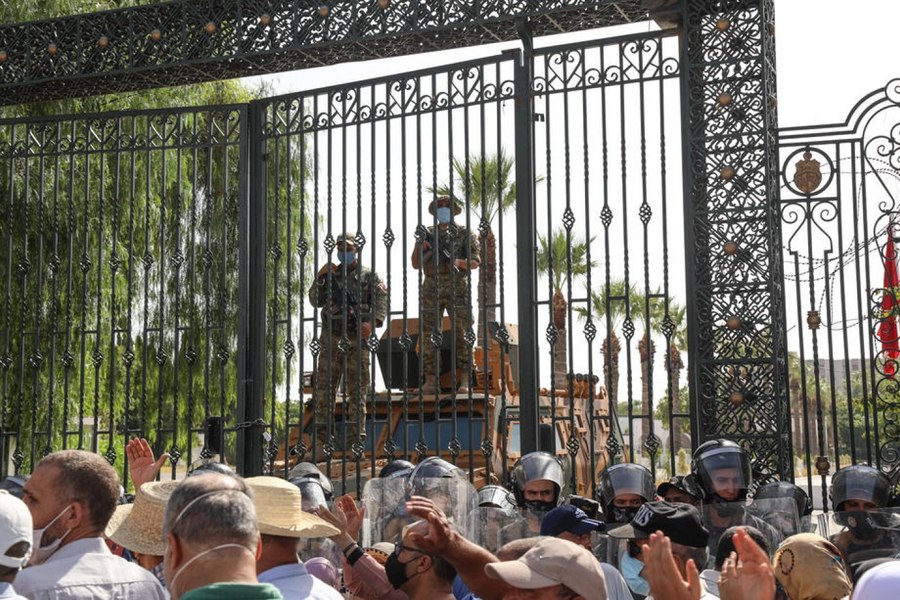 Patru condamnări la moarte şi două la închisoare pe viaţă, în Tunisia, pentru asasinarea unui politician în 2013