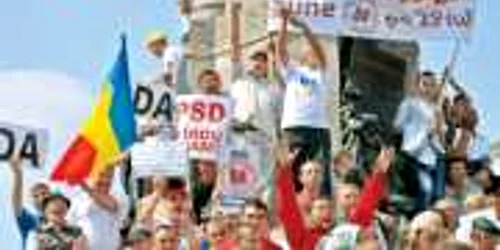 Statuia lui Alexandru Ioan Cuza din Iaşi a fost acaparată de simpatizanţii USL 