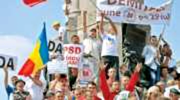 Statuia lui Alexandru Ioan Cuza din Iaşi a fost acaparată de simpatizanţii USL