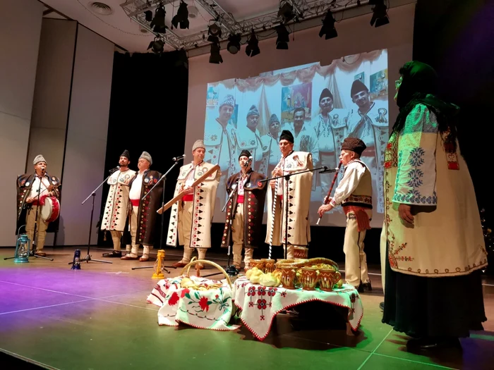 Grupul „Bujorelul-Drăgăneşti“ a adus colindele vechi pe scenă FOTO: Alina MItran