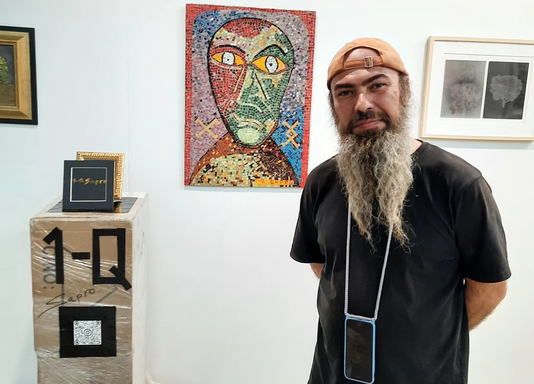 1Q Sapro s-a apucat de pictat și creat lucrări artistice