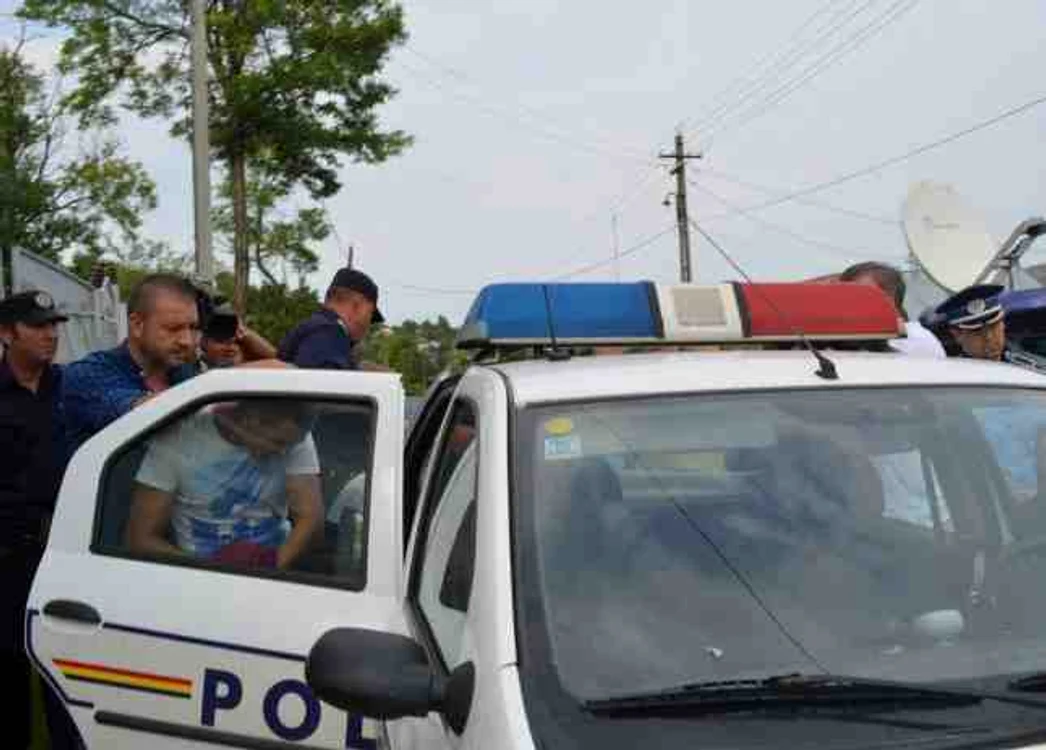 
    Silviu Burada, unul dintre cei şapte tineri din Vaslui, a fost ridicat de poliţişti după pronunţarea sentinţeiFoto: Adevarul  