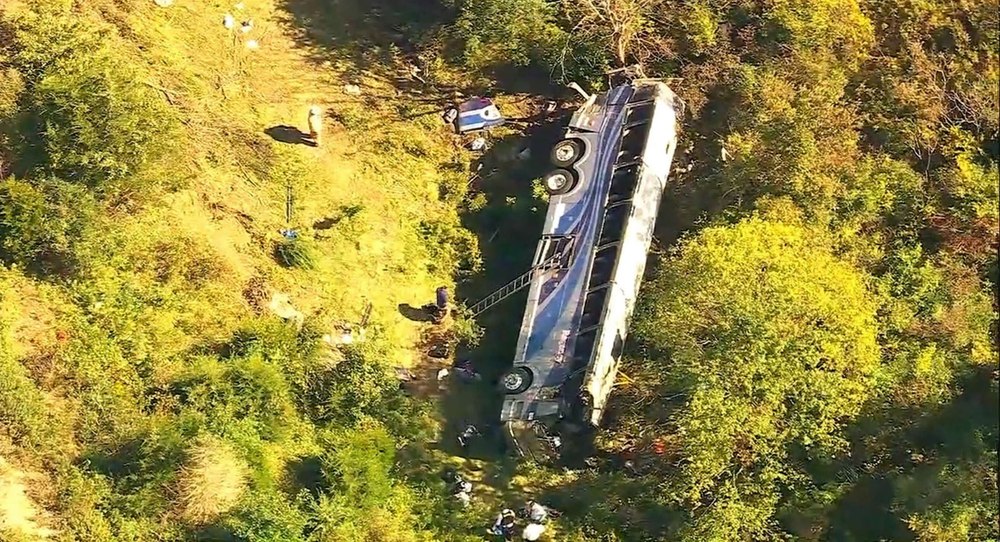 Un autobuz plin de liceeni s-a răsturnat într-o râpă, în statul New York. Cel puțin un mort și 46 de răniți VIDEO