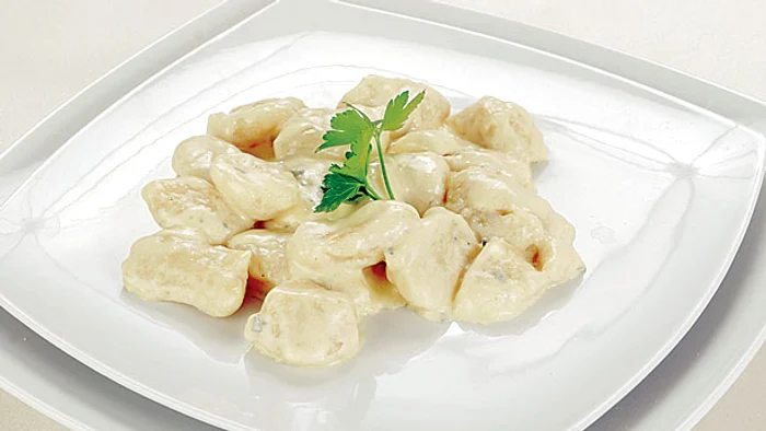 Găluşte de cartofi (gnocchi) în sos de gorgonzola