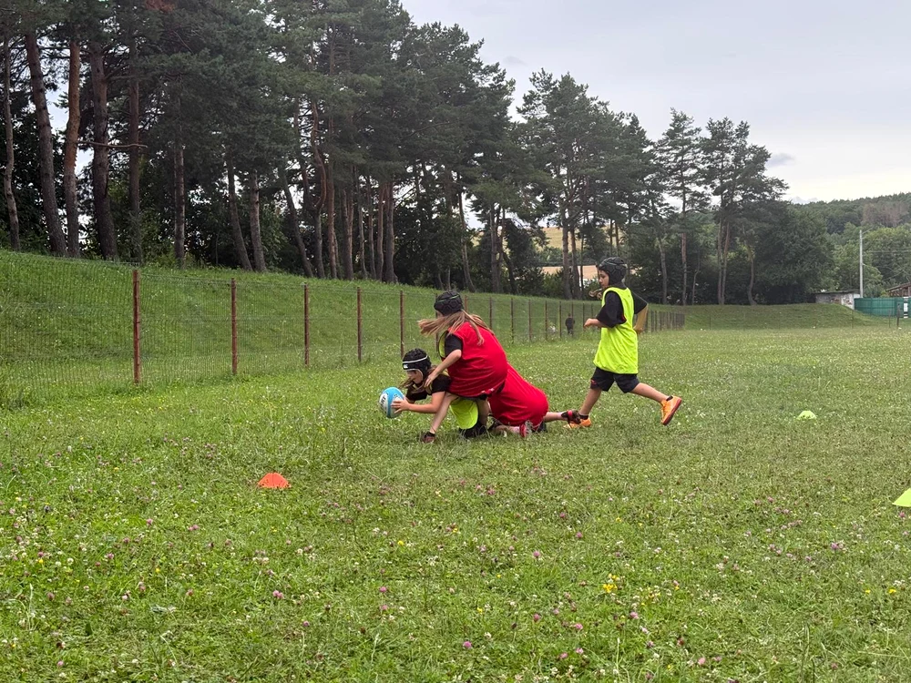 Luptă aprigă pentru balonul oval