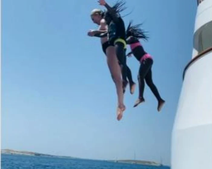 
    Au sărit de pe iaht fără fricăFoto: Instagram  