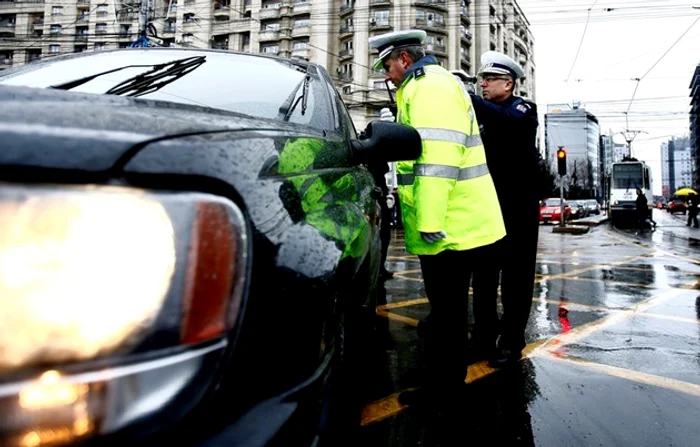 Poliţiştii l-au prins pe preot de două ori fără carnet