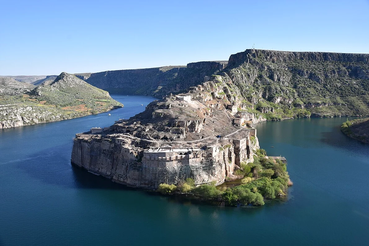 Ruinele fortăreței Rumkale, pe malurile Eufratului, în provincia Gaziantep din Turcia (© Carole Raddato / Wikimedia Commons)