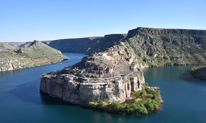 Ruinele fortăreței Rumkale, pe malurile Eufratului, în provincia Gaziantep din Turcia (© Carole Raddato / Wikimedia Commons)