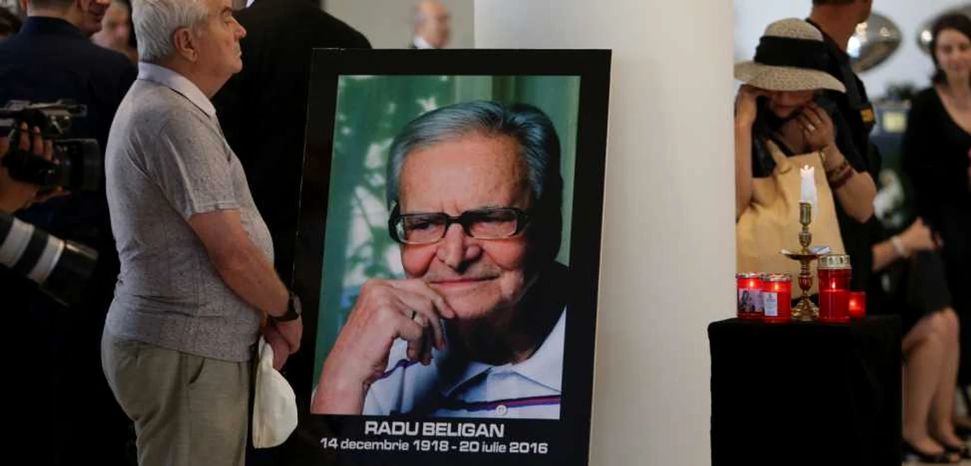 Trupul neînsufleţit al actorului Radu Beligan  a fost depus la TNB Foto: Florin Ghioca