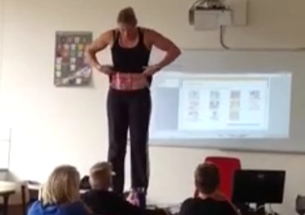 O profesoară de biologie se dezbracă la lecția de anatomiefoto: Captură Video