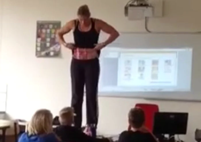 
    O profesoară de biologie se dezbracă la lecția de anatomiefoto: Captură Video  