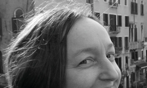 „Nu îngroșăm rîndul evenimentelor în nocturnă“ – interviu cu Suzana DAN jpeg