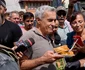 Călin Georgescu, în mijlocul sinistraților din Broșteni, Suceava. FOTO Inquam Photos / Saul Pop