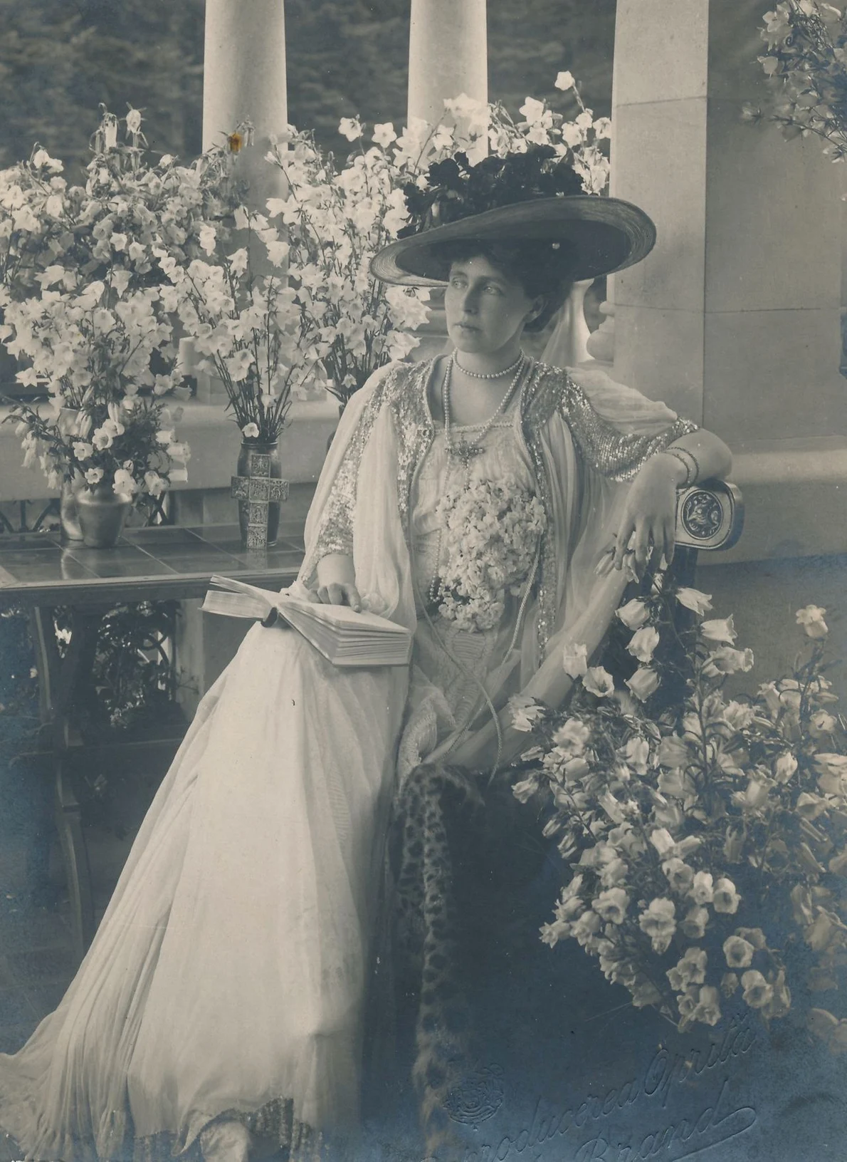 Carte poştală, Principesa Maria a României în balconul Castelului Pelişor Datare  cca 1905 1907 Atelier fotografic Alfred Brand, Sinaia Muzeul Național Cotroceni jpg