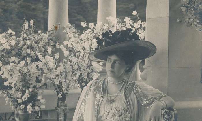 Carte poştală, Principesa Maria a României în balconul Castelului Pelişor Datare  cca 1905 1907 Atelier fotografic Alfred Brand, Sinaia Muzeul Național Cotroceni jpg