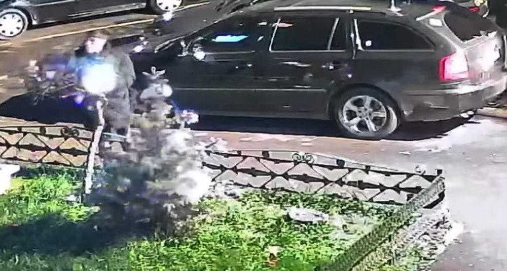 Un tânăr a furat instalațiile de Crăciun montate pe brazii din fața blocului. „Avea geanta pregătită pentru așa ceva”