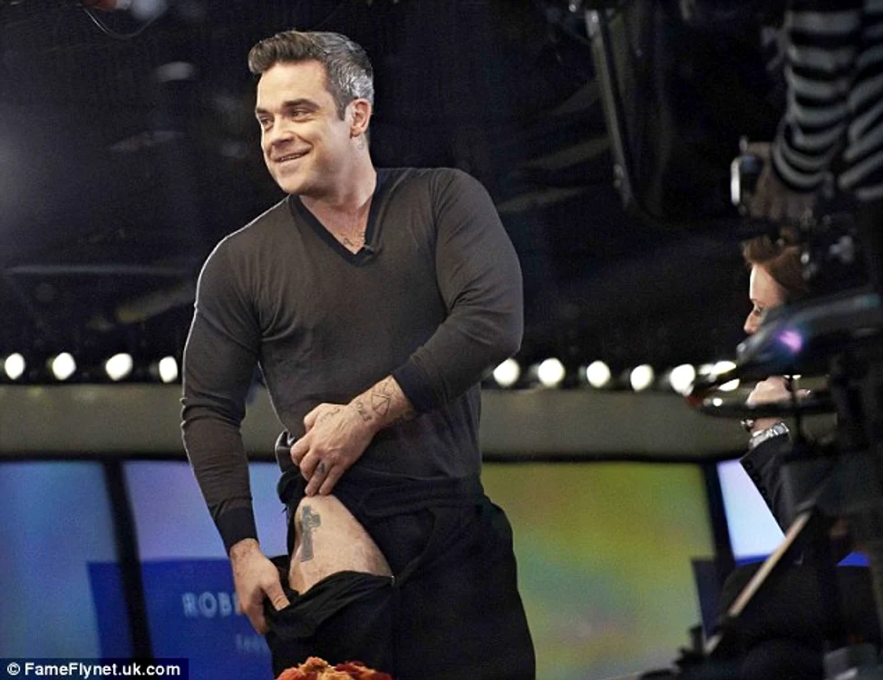 Robbie Williams nu se sfieşte să îşi arate părerile şi tatuajele cele mai intime