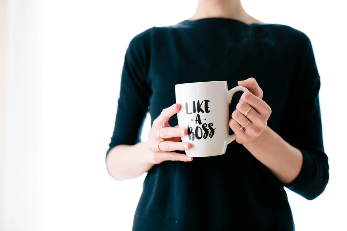 
    Femeia-lider are standarde înalte, crede în calitățile sale, are scopuri bine definite și conduce cu o mână de fier. Sursa foto: unsplash.com/Brooke Lark  