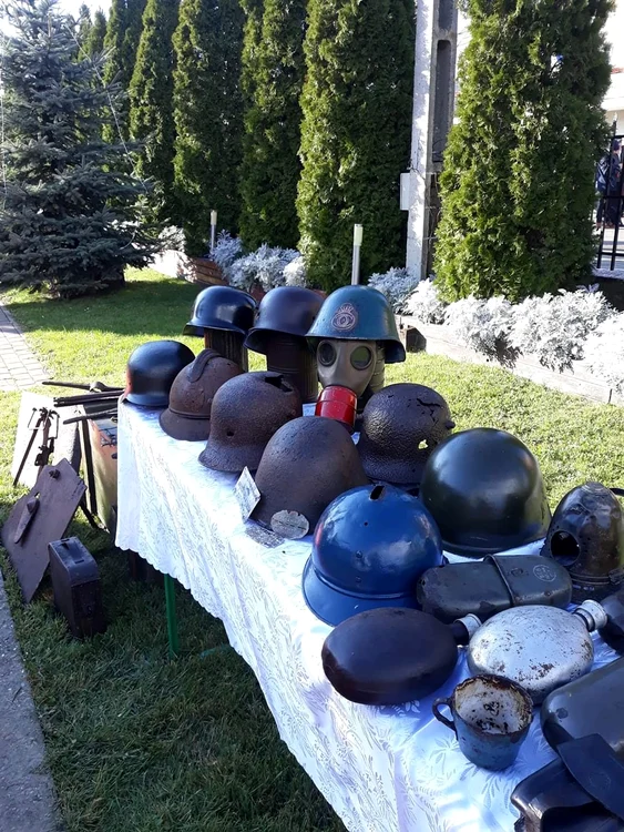 Multe din efectele militare găsite de Vasile Boboc au fost expuse FOTO arhiva personală