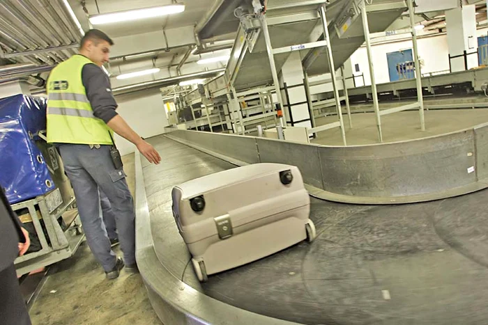 În bagajul omului a fost găsit un pachet care imita perfect o bombă