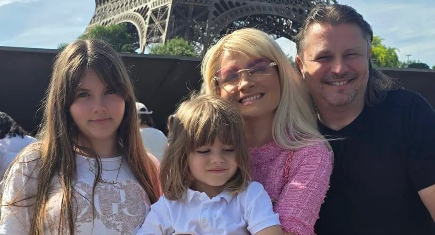 Iana, alături de soțul Octavian Dobrotă şi cei doi copii, Erika şi Alexandru foto:Facebook 