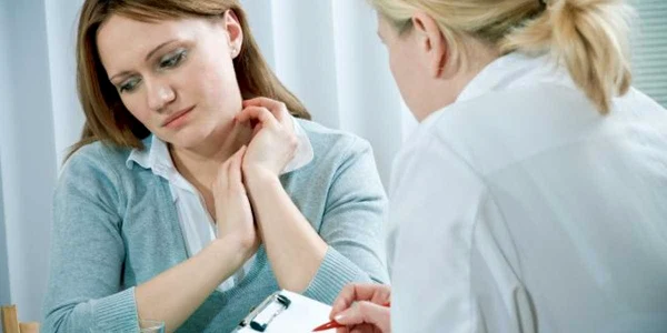 Dacă se descoperă în faze incipiente, cancerul de col uterin se poate trata 